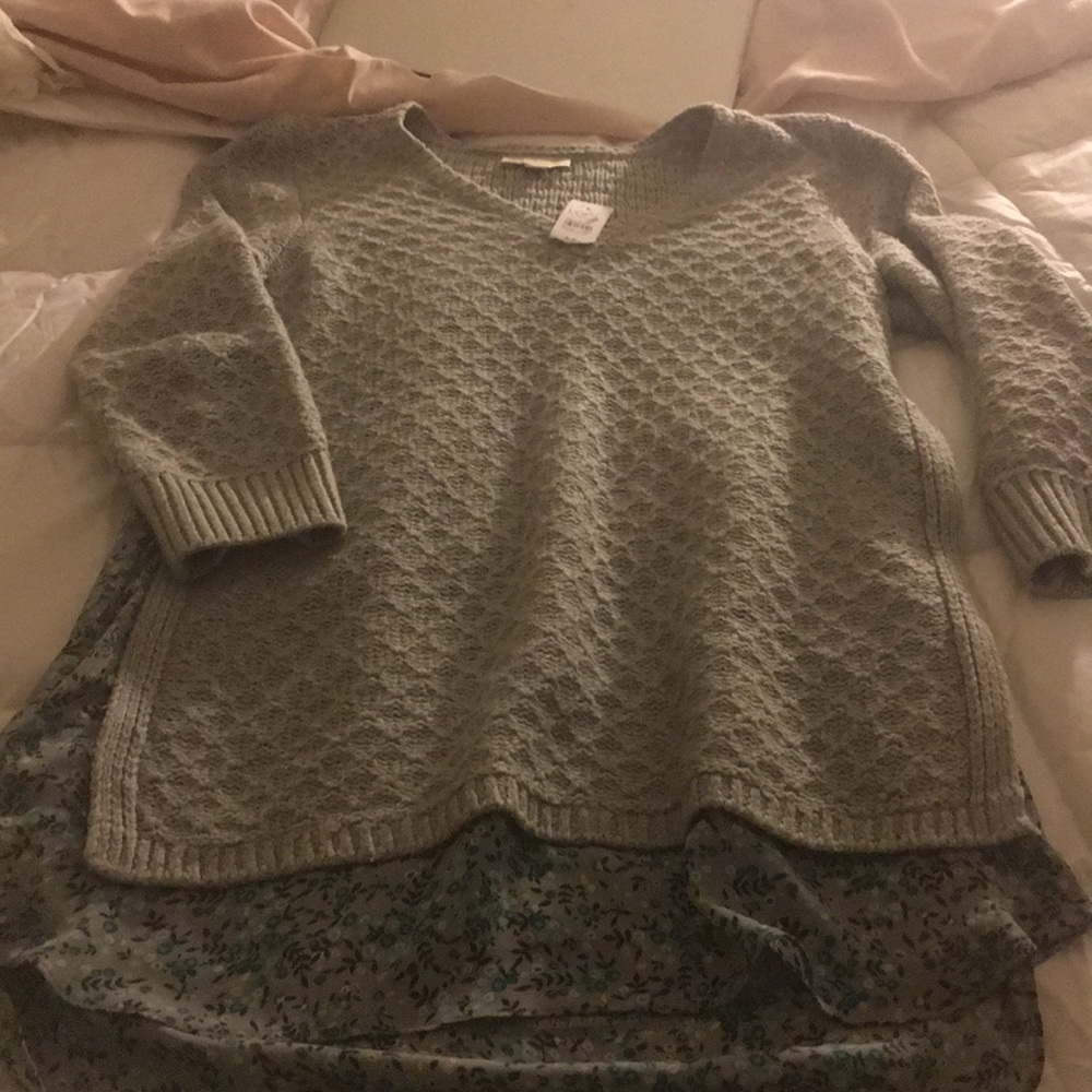 Loft Sweater. Fun grey and attached print v neck